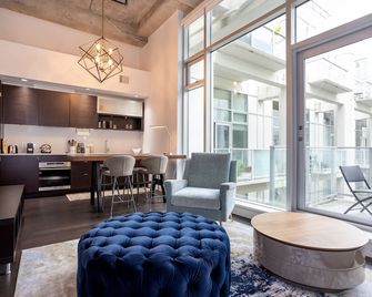 Hudson Hideaway-Historic Hudson Building in Beautiful Downtown Victoria by Victoria Prime! - فيكتوريا - غرفة معيشة