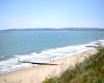 The Riviera Hotel & Apartments - Alum Chine - Bournemouth - Beach