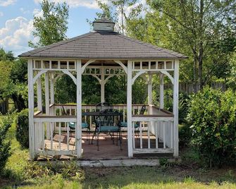Farm House & Backyard Cozy Cabin & Pickleball Sports Court - Burlington - Terasa