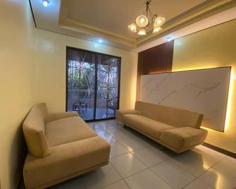 Roomy villa a few minutes from central Manila - Caloocan - Sala de estar