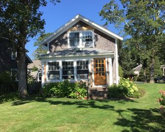 Charming, Clean And Well Maintained Home Walking Distance To Town And Beach - Vineyard Haven - Building