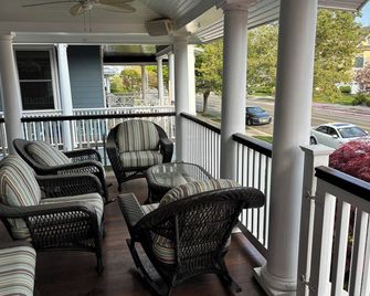 Beautiful Jersey Shore 5BR+ Home Beach with pool - Avon - Avon by the Sea - Balcón