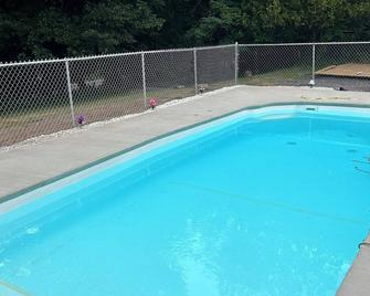 The Hideaway Tiny Cabin - East Durham - Piscina