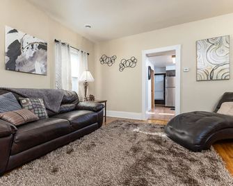 Large & Private w/King Bed Great Location - Dubuque - Living room