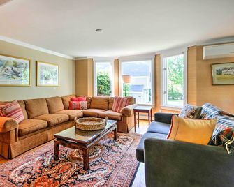 Large Kennebunk Home, Walk to Beach 2 Mi to Town - Kennebunk - Living room