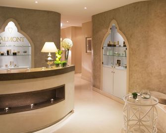 Auberge du Jeu de Paume - Chantilly - Front desk