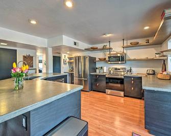 Pet-Friendly Gem with Treehouse 20 Mi to Sedona - Cottonwood - Kitchen