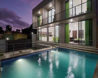 Green Vibe -Two Bedroom Ground Floor Apt in Colombo - Nugegoda - Piscina