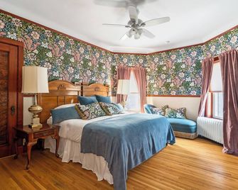 Chic Vintage Stay w/ Private Balcony – Walk to Argyle Redline, Lake, Dining - Chicago - Chambre