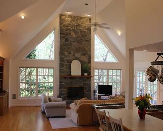 Vacation Getaway - Nature Retreat with Modern Comforts - East Hampton - Living room