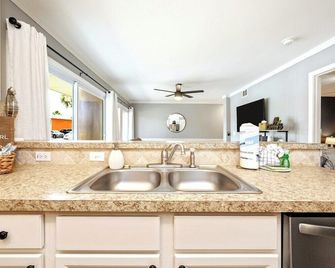 Sandy Pearl Lake View 3 Pools Central Destin - Destin - Kitchen