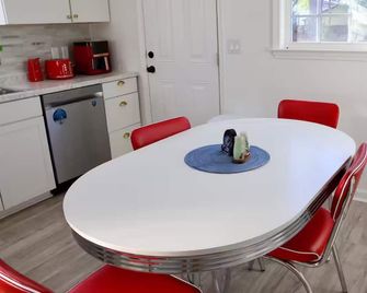 Retro Duplex | 2br · Park & Splash Pad - Smithfield - Essbereich