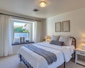 Thatcher Home w/ Fenced Backyard: 3 Mi to Downtown - Thatcher - Bedroom