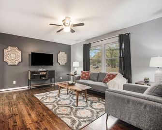 Play/Stay Retreat | Corporate Travel, Fast Wifi, Furnished, Utilities Included - Grandview - Sala de estar