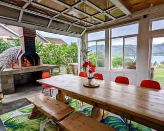 Stylish Osoyoos Lakeview Oasis w/ Private Pool, Game room, Sunroom! - Oroville - Comedor