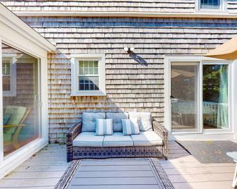 Cheery house with deck, sunroom & patio - short walk to pond, beach & Rail Trail - Brewster - Patio