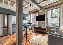 Stylish 1-Bedroom Condo near Bourbon Street - New Orleans - Living room