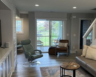 Peaceful Condo - Grand Haven - Living room