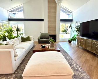 Spacious 4-bedroom house with AC, WiFi in cool Huntington Beach - Biển Huntington - Phòng khách