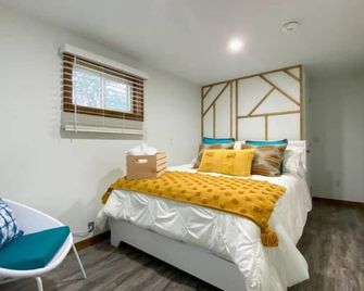 Private Pickleball Court Hot TubSteps from Beach - Lambton Shores - Bedroom