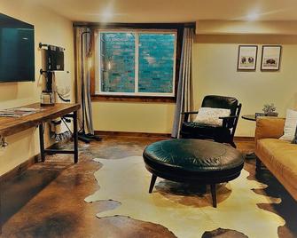 Luxury Cellar Apartment With Private Patio and Hot Tub - Wenatchee - Living room