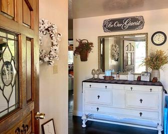 Farm House On Acreage In The Redwoods - Klamath - Bedroom