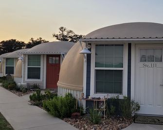 Country Dome Suites - Bellville - Building