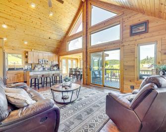 Lakefront Divide Cabin with Game Room! - Woodland Park - Obývací pokoj