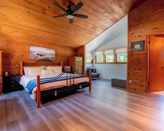 Second Wind - Visit our Charming House with Modern Comforts & Stunning Views - Fort Erie - Slaapkamer