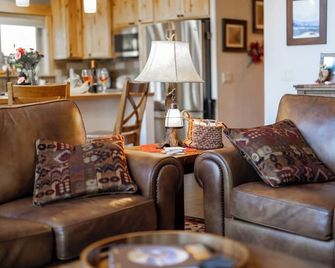 Tahoe Summertime at the Hillside Mountain Retreat, elegantly rustic - Soda Springs - Living room
