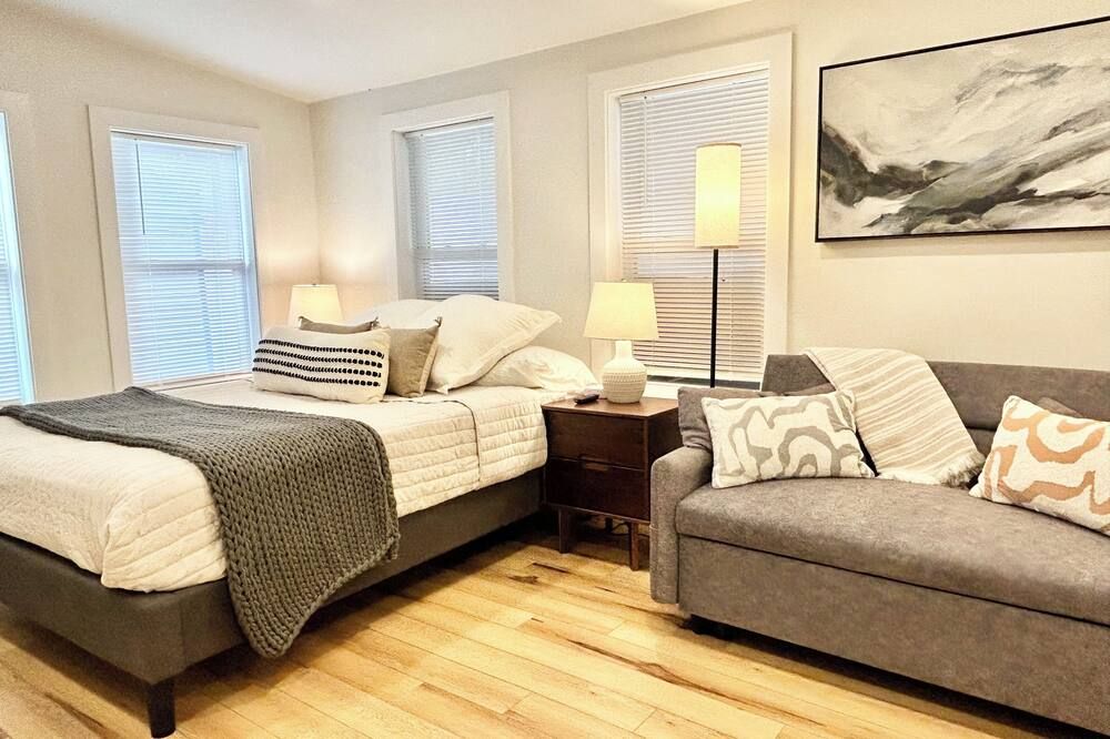 Cute Small Studio: No stairs, W&D, Parking