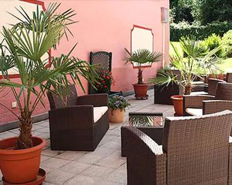 فندق شفايتزر هوف - سوبيريور - بادين-بادين - شرفة مرصوفة