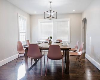 Family-Friendly Cozy Haven: 5-Bedroom home in ellenville ny - Ellenville - Dining room