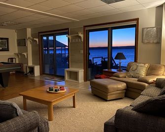 Exceptional Lakefront Getaway, All the Activities & Year Round Comfort - Seneca Falls - Вітальня
