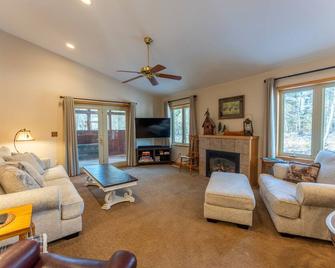 Wooded setting, close to town, clean! ATV & snowmobile from front door! - Ely - Living room