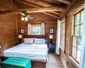 Honeysuckle HideawaybrCabin with hot tub and king bed! Family friendly. - New Market - Slaapkamer