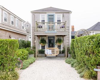 The Beach Plum, a Cozy Sand Shack, as Featured on Magnolia Network - Nantucket - Building