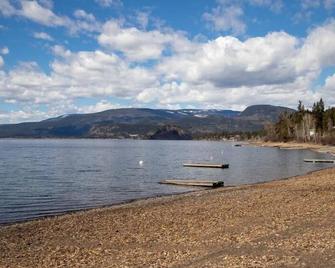 Semi-Lakefront Luxury Retreat In Blind Bay, Bc Cottage - Blind Bay - Beach
