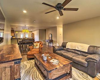 Aspen Retreat Rental about 2 Mi to Fool Hollow Lake! - Show Low - Living room