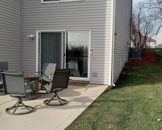 Affordable Condo on the Lake - Oswego - Patio