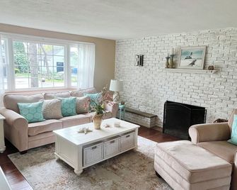 Welcome to Falmouth Heights, our Summer Family Retreat! - Falmouth - Living room
