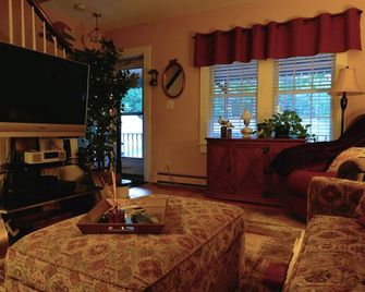 Cozy family-friendly cottage on beautiful Shining Sea bike trail - Falmouth - Living room