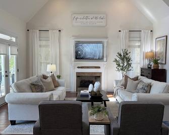Cozy Lake refuge to relax and restore! - Ashville - Living room