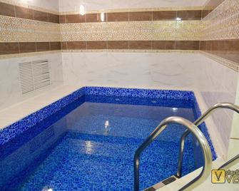 Dostyk Luxe Hotel - Kostanái - Piscina