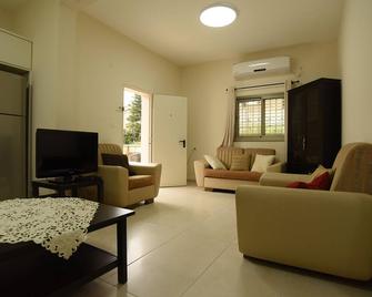 The Garden apartment - Nazareth - Living room