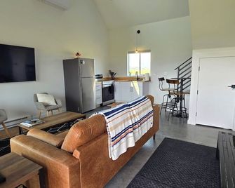 Brand New Mountain View Cabin, Rural Setting 30 Min. From Big Sky! Dogs Welcome! - Gallatin Gateway - Living room