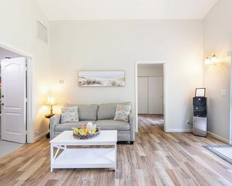 Escape to Our Private Guest House in Jupiter Farms - Jupiter - Living room