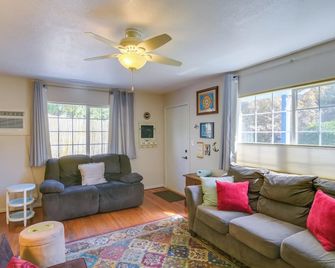 Fenced Yard and Grill Orville Cottage Near Trails! - Oroville - Huiskamer