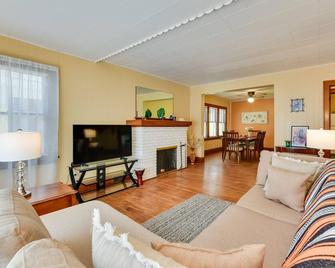 Buffalo Vacation Rental about 8 Mi From Canalside! - Buffalo - Living room