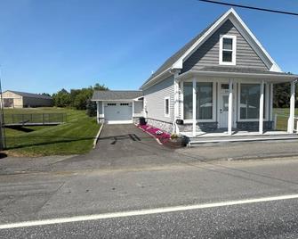Beautiful Newly Renovated Home in Aroostook ~Pet-Friendly~ - Bridgewater - Rakennus
